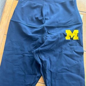 NWT Lululemon University of Michigan, size 6, Align 25 inch leggings